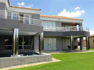 6 Bed House in Miravaal