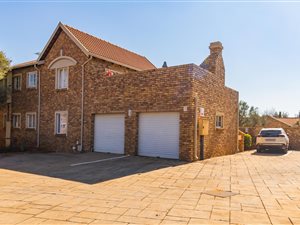 2 Bed Apartment in Rietvalleirand