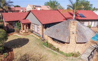 4 Bedroom House in Alphen Park