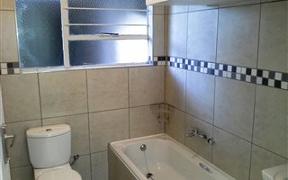2 Bedroom Flat in Roodepoort Central
