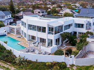 6 Bed House in Kommetjie
