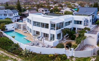 6 Bedroom House in Kommetjie