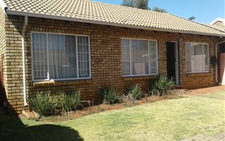 2 Bedroom Townhouse in Rooihuiskraal North