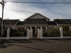 4 Bed House in Charleston Hill