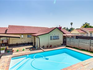 3 Bed House in Rhodesfield