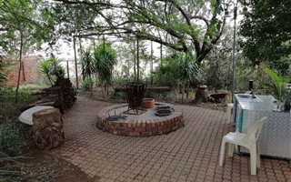 8.6 ha Farm in Kameeldrift West