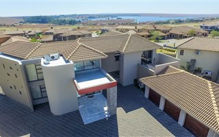 4 Bedroom House in Bankenveld