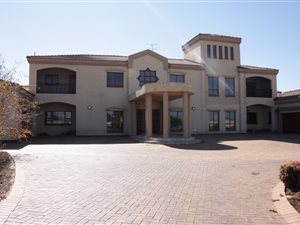 8 Bed House in Springs Central