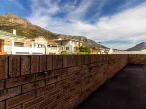 6 Bed House in Walmer Estate