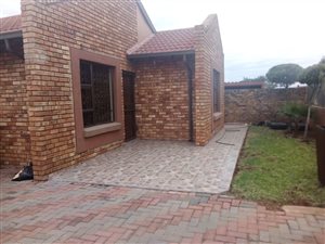 6 Bed House in Lindo Park