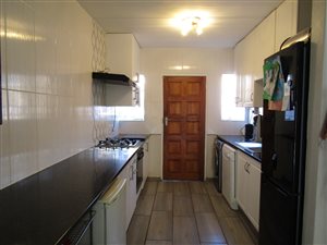 2 Bed Townhouse in Rooihuiskraal North