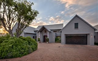 4 Bedroom House in Waterfall Equestrian Estate