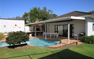 6 Bedroom House in Vincent