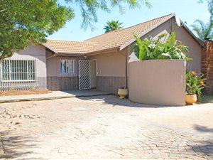 4 Bed House in Brackendowns
