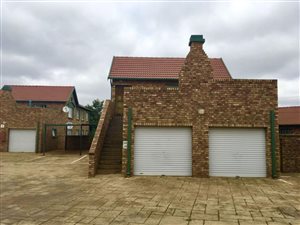 2 Bed Apartment in Die Hoewes