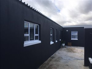 8 Bed House in Malibu Village