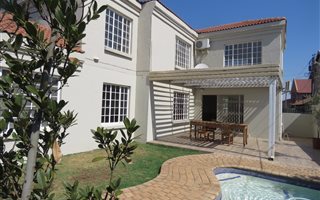 6 Bedroom House in Wierda Glen