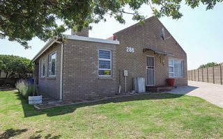 4 Bedroom House in Dana Bay