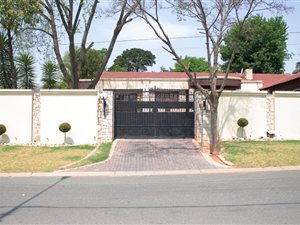 4 Bed House in Kew