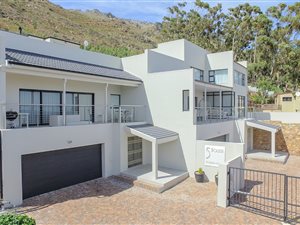 5 Bed House in Gordons Bay Central