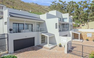 5 Bedroom House in Gordons Bay Central
