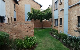 1 Bedroom Apartment in Rooihuiskraal North