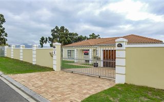 4 Bedroom House in Dennegeur