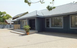 Commercial space in Jim Fouche Park