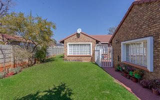 2 Bedroom Cluster in Weltevreden Park