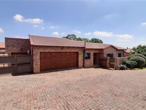 3 Bed Townhouse in Honeydew Manor