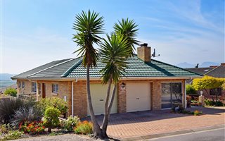 3 Bedroom House in Fraaiuitsig