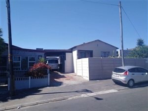 3 Bed House in Elsies River