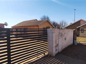 5 Bed House in Moleleki