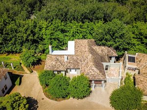 5 Bed House in Montclair