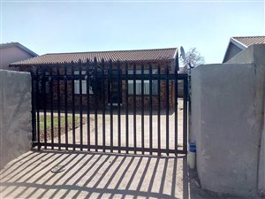 3 Bed House in Etwatwa