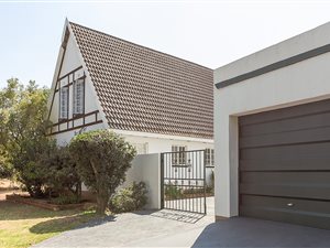 4 Bed House in Roodekrans