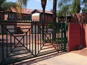 2 Bed Townhouse in Doornpoort and surrounds