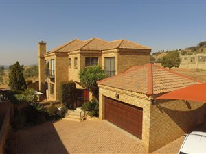 4 Bed Townhouse in Noordheuwel