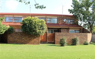 3 Bedroom Townhouse in Vanderbijlpark Central