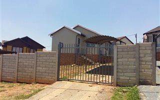 3 Bedroom House in Mahube Valley