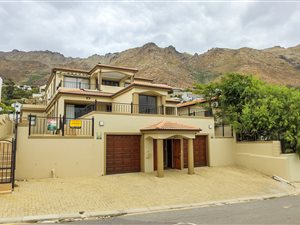 2 Bedroom Apartment in Gordons Bay Central