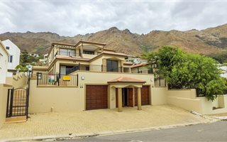 2 Bedroom Townhouse in Gordons Bay Central