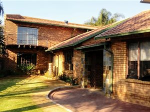 6 Bed House in Kempton Park Central