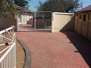 3 Bed House in Steel Park
