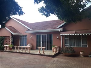 4 Bed House in Helikon Park