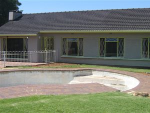 4 Bed House in Robertsham