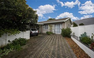 4 Bedroom House in Gordons Bay Central