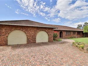 4 Bed House in Weybridge Park