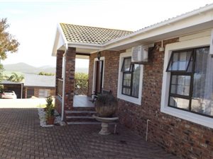2 Bed House in Fraaiuitsig