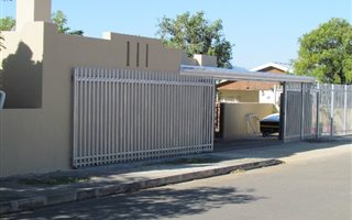 4 Bedroom House in Graaff Reinet